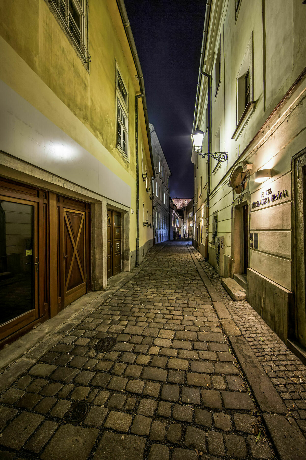 Aplend City Bastova 1 Bratislava Exteriör bild